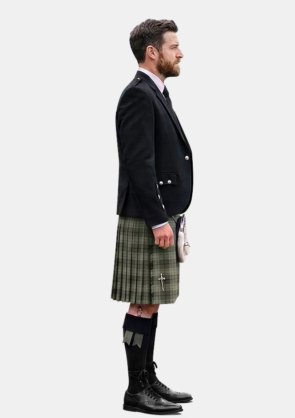 Traditional_Saunders_Tartan_10109_Kilt_and_Argyle_Jacket_Kilt_Outfits_right_image